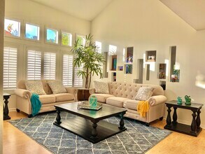 2501 Avenita Alpera in Tustin, CA - Building Photo - Building Photo