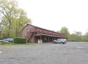 986 Killingworth Rd in Higganum, CT - Foto de edificio - Building Photo