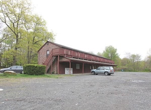 986 Killingworth Rd in Higganum, CT - Building Photo - Building Photo