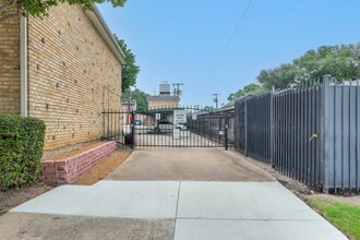 Park Meadow Condominium in Dallas, TX - Foto de edificio - Building Photo