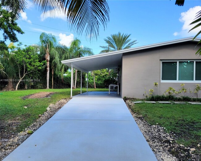 9401 SW 181st Terrace in Palmetto Bay, FL - Building Photo - Building Photo