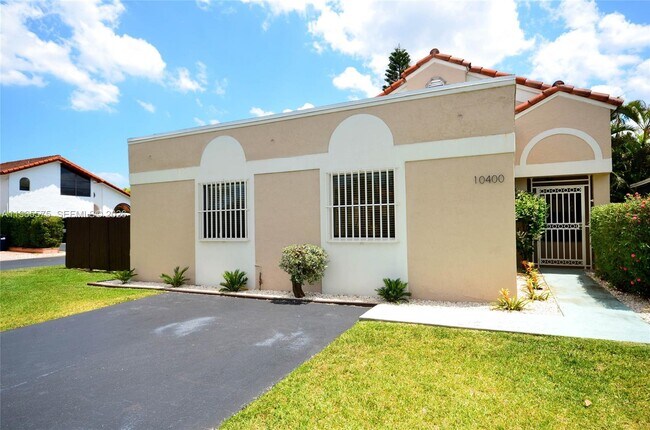 10400 SW 67th St in Miami, FL - Building Photo - Building Photo