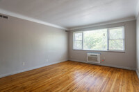 Lakeshore Blvd Apartments in Cleveland, OH - Building Photo - Interior Photo