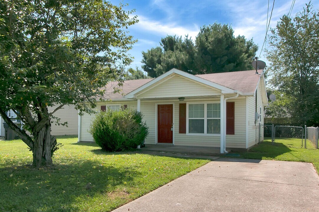 999 State Line Rd in Oak Grove, KY - Building Photo