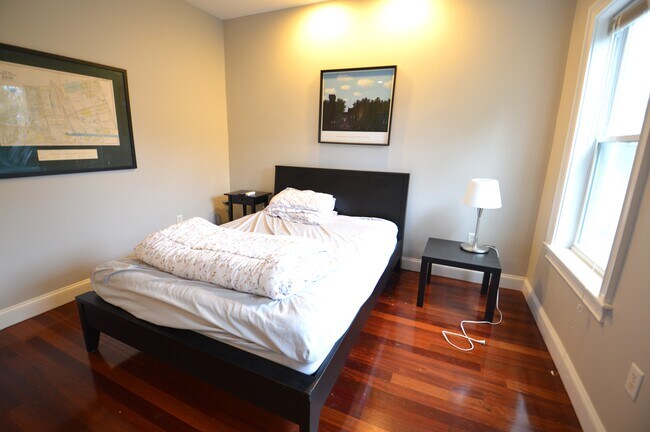 10 Bristol St, Unit 3 in East Cambridge, MA - Building Photo - Building Photo