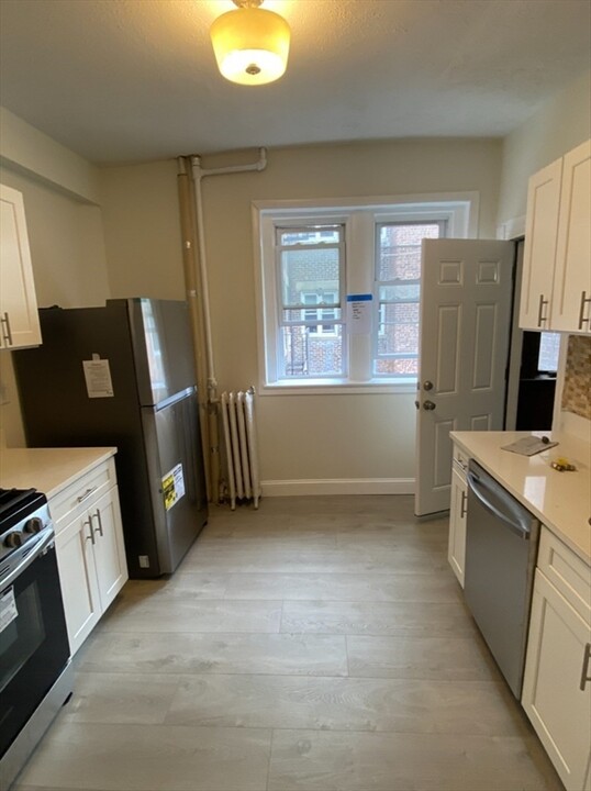 10 Glenville Ave, Unit 2 in Boston, MA - Building Photo