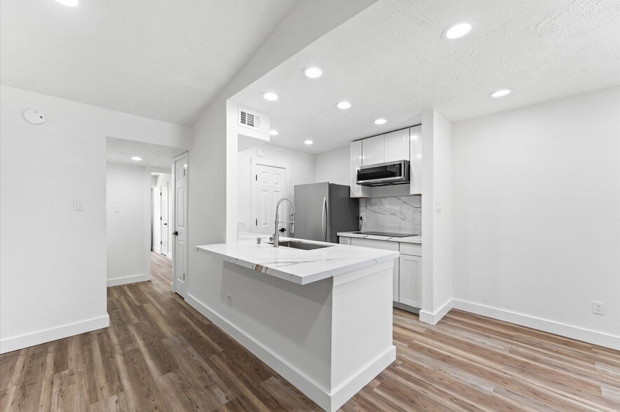 17331 Red Oak Dr, Unit 14 in Houston, TX - Building Photo