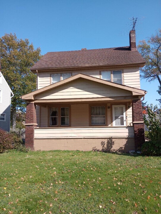 385 Oak Knoll Ave SE in Warren, OH - Building Photo