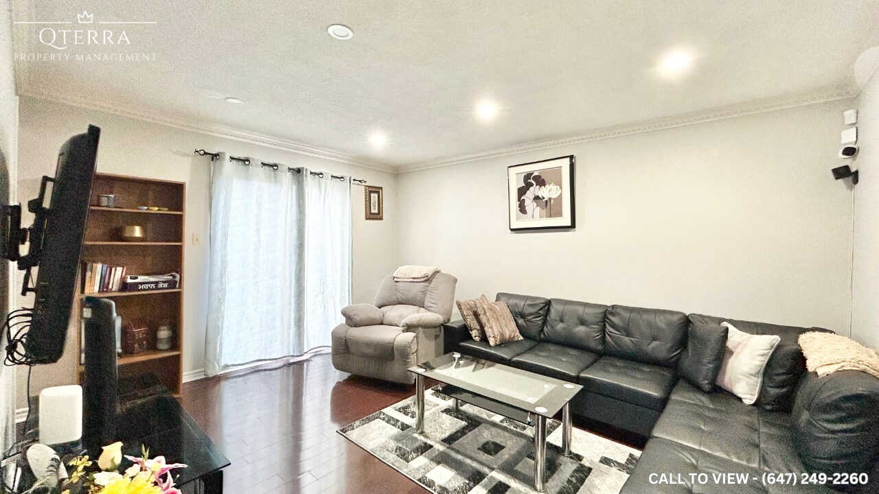 4 Chipmunk Cres in Brampton, ON - Building Photo