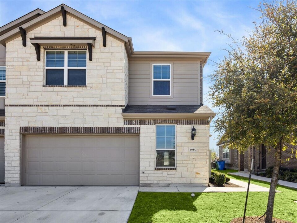 605 Fiery Skipper Dr in Pflugerville, TX - Building Photo