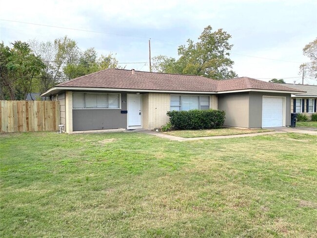 1913 Huge Oaks St in Houston, TX - Foto de edificio - Building Photo
