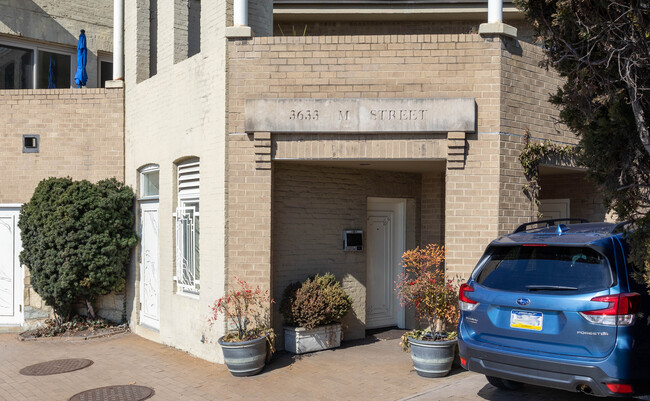 3633 M St NW in Washington, DC - Foto de edificio - Building Photo