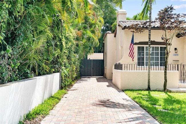 2413 N Greenway Dr in Coral Gables, FL - Building Photo - Building Photo