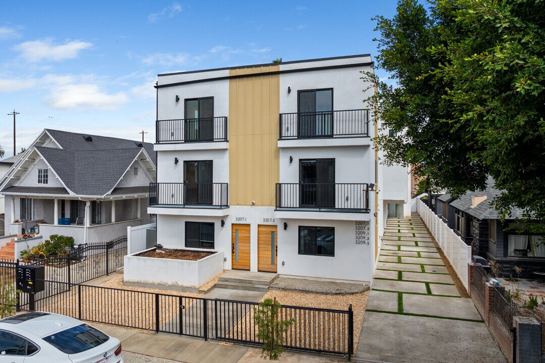 3207 W 18th St in Los Angeles, CA - Building Photo