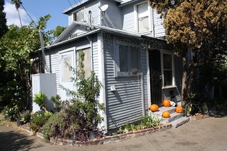 302 E Villa St in Pasadena, CA - Foto de edificio - Building Photo