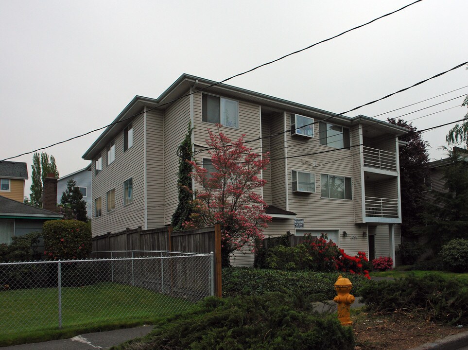 8820 Stone Ave in Seattle, WA - Building Photo