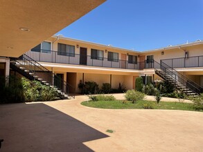 The Samaro Apartments in Gardena, CA - Foto de edificio - Building Photo