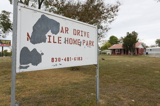 Dollar Drive Mobile Home Park in New Braunfels, TX - Foto de edificio - Building Photo