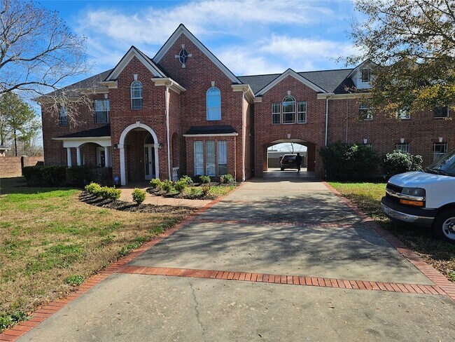 1211 Lark Ln in Richmond, TX - Foto de edificio - Building Photo