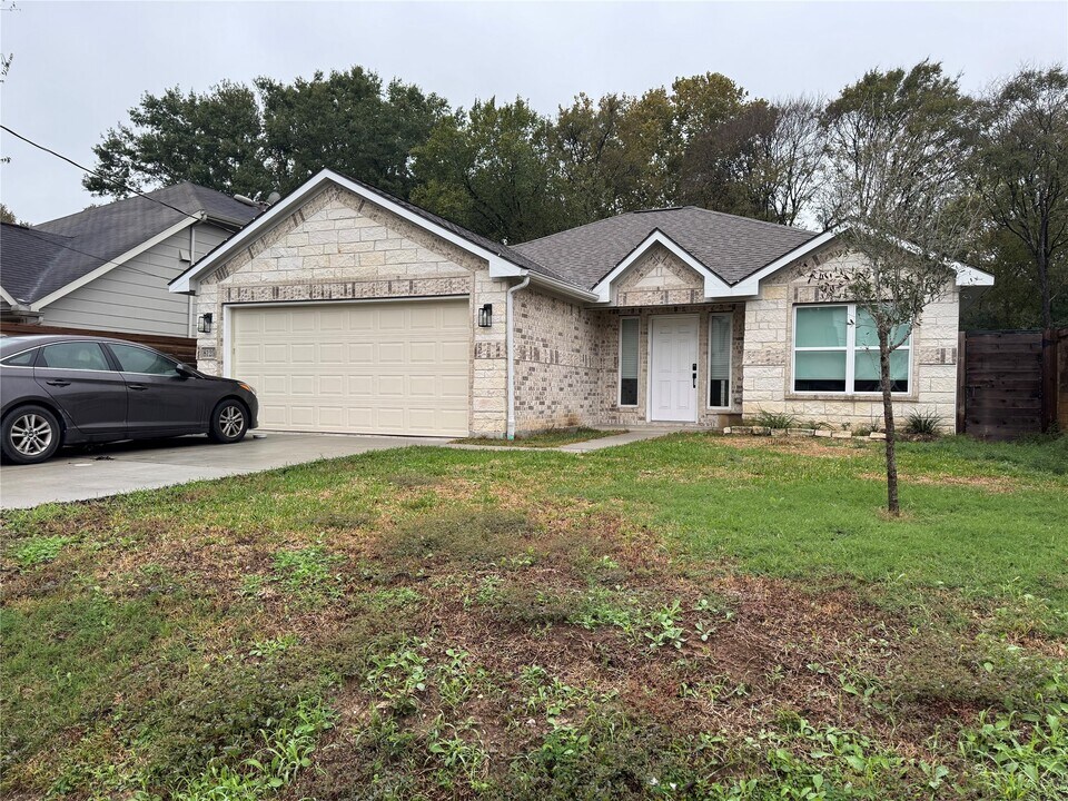 8125 Sunnyhill St in Houston, TX - Building Photo