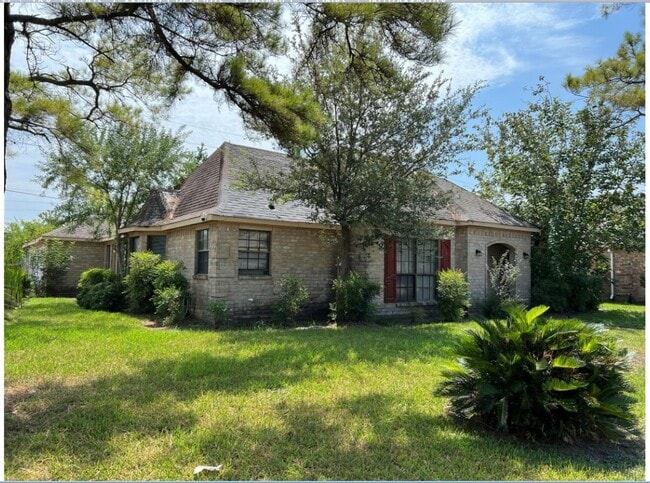 property at 7203 Mission Ct Dr
