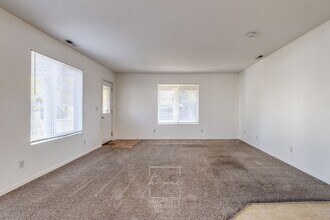 7130 SE Ogden St-Unit -Unit 7130 in Portland, OR - Foto de edificio - Building Photo