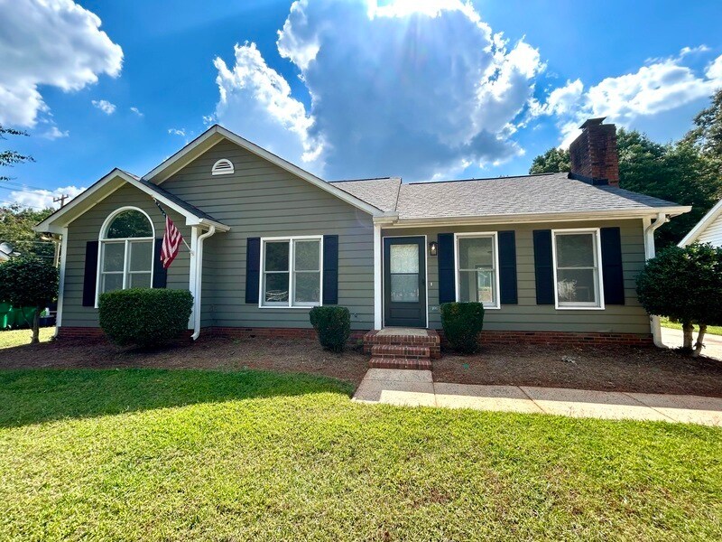 1311 Hathshire Dr in Charlotte, NC - Foto de edificio