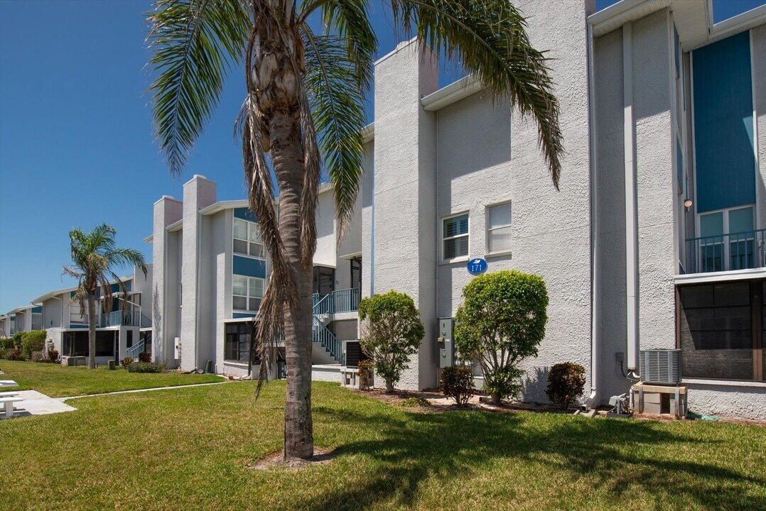 171 Medallion Blvd in Madeira Beach, FL - Building Photo