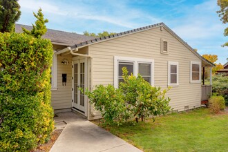 Mission Street Cottages in Santa Cruz, CA - Foto de edificio - Building Photo