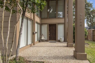 9344 Briar Forest Dr in Houston, TX - Building Photo - Building Photo
