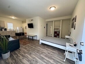 735 W 10th St, Unit A in Dallas, TX - Building Photo - Building Photo