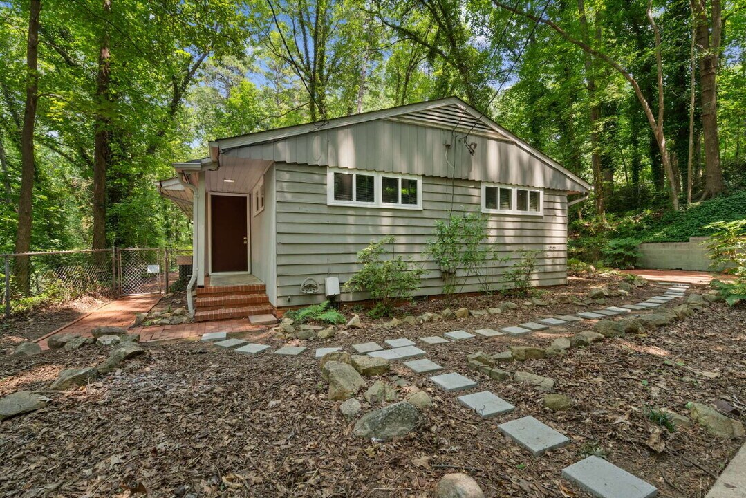 1207 Roosevelt Dr in Chapel Hill, NC - Foto de edificio