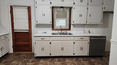 1613 W Noble Ave in Guthrie, OK - Building Photo - Building Photo