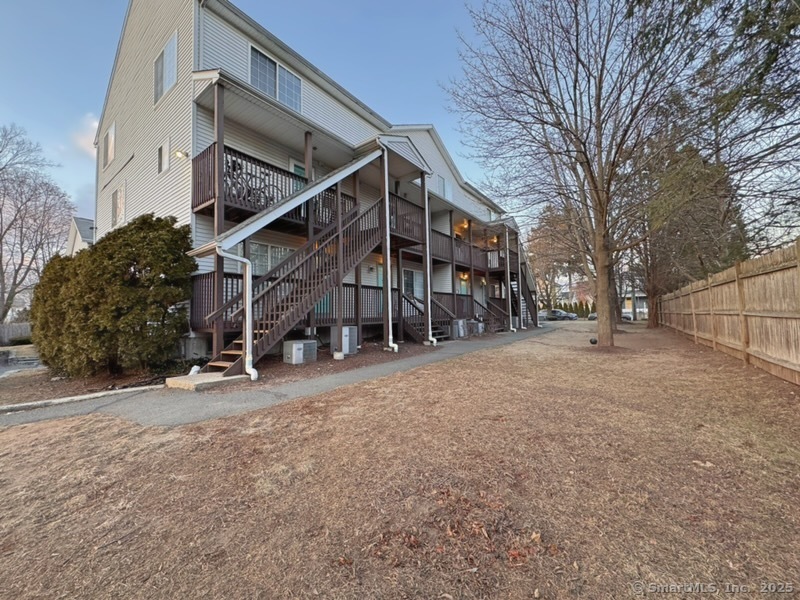 27 W Main St in Norwalk, CT - Building Photo