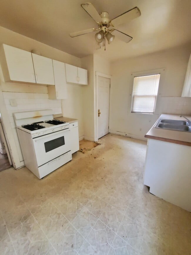 1246 E Riverside Ave in Decatur, IL - Building Photo - Building Photo