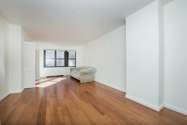 220 E 57th St-Unit -8-B in New York, NY - Building Photo