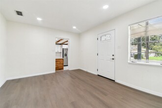 2211 E Hanna Ave in Tampa, FL - Building Photo - Building Photo