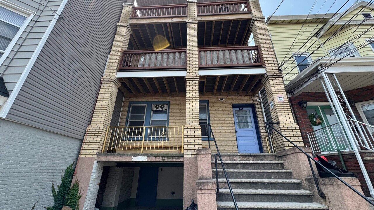 40 W 17th St in Bayonne, NJ - Building Photo