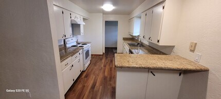 5285 Raymond Way in Central Point, OR - Building Photo - Building Photo