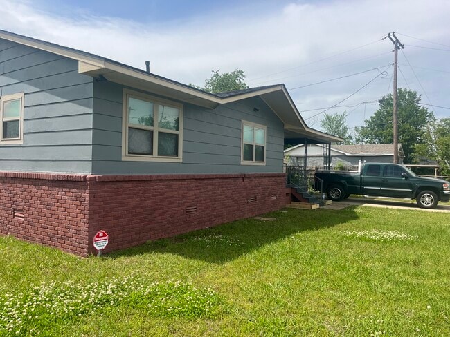 property at 2421 N Prospect Ave