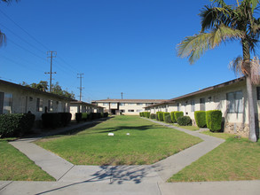 Marina Vista Apartments in Oxnard, CA - Building Photo - Building Photo