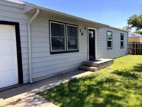 19 Swarens St in Hutchinson, KS - Foto de edificio - Building Photo