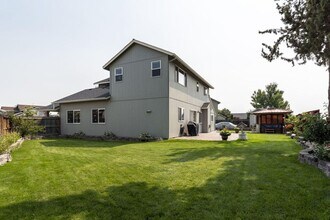 2253 NW Oak Ct in Redmond, OR - Building Photo - Building Photo