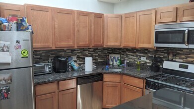 2825 N Sheffield Ave, Unit 2824-2 in Chicago, IL - Building Photo - Building Photo