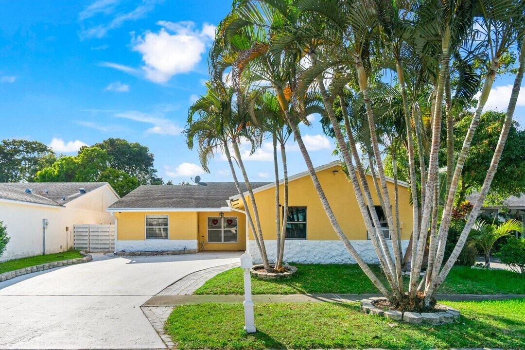 5734 Lincoln Cir E in Greenacres, FL - Building Photo