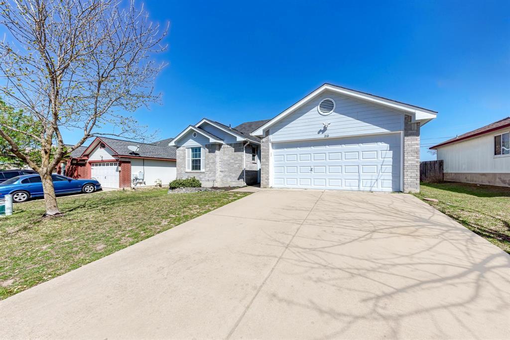 210 Dana Dr in Hutto, TX - Building Photo