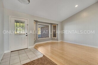 8913 N Pine Hollow Dr in Cedar Hills, UT - Building Photo - Building Photo