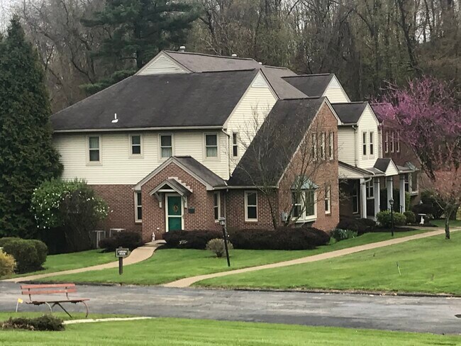 South Hills Square in Pittsburgh, PA - Building Photo - Building Photo