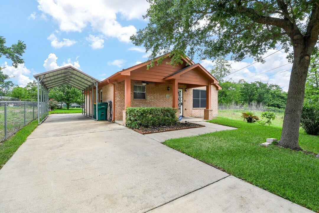 712 Avenue F in Conroe, TX - Building Photo