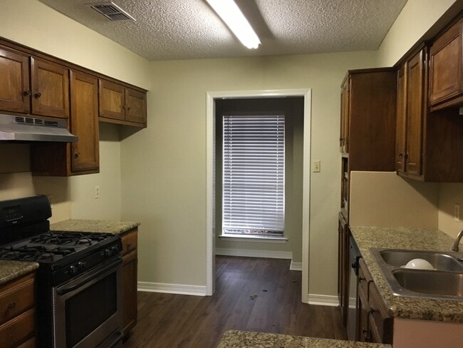 1201 Ashbourne Ln in Longview, TX - Foto de edificio - Building Photo